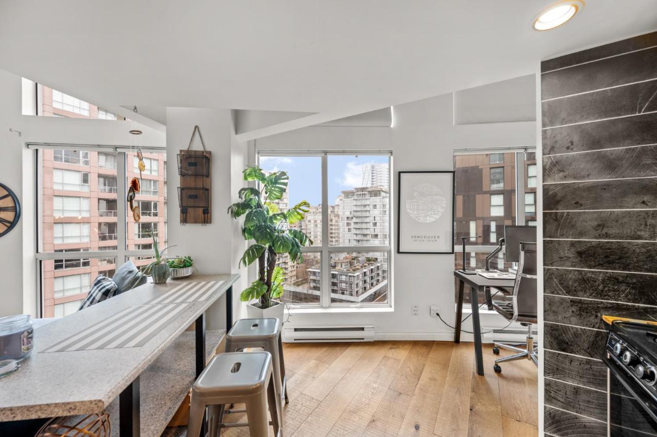 Appartement Rare Find Loft With Full Kitchen At Heart Of Downtown à Vancouver Extérieur photo