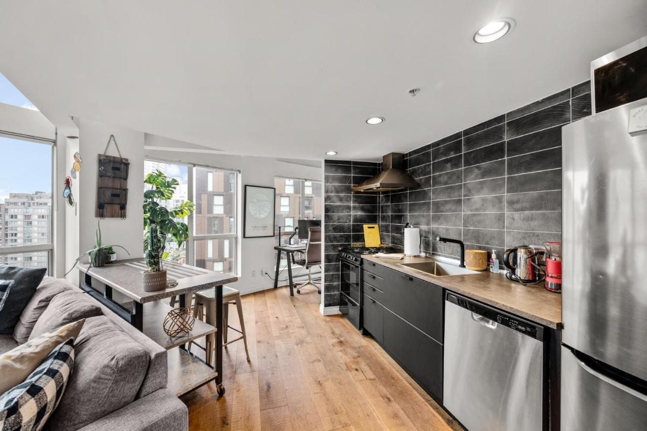 Appartement Rare Find Loft With Full Kitchen At Heart Of Downtown à Vancouver Extérieur photo